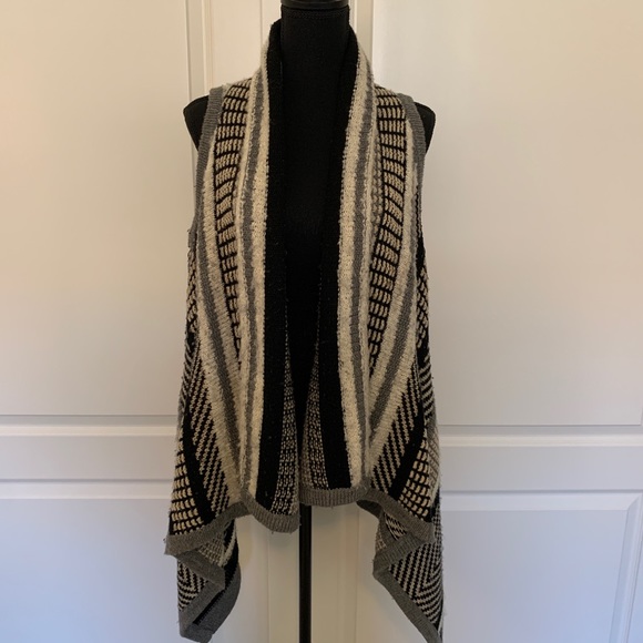 🖤🤍 Sleeveless Cardigan Vest 🤍🖤 - Picture 2 of 12